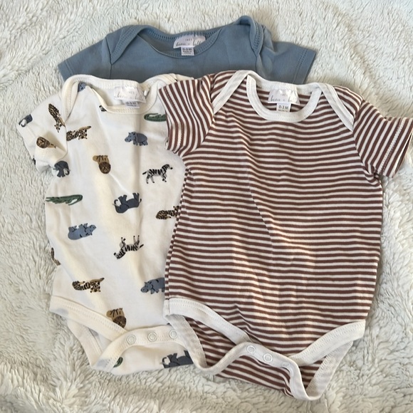 TRES BEAU ET BELLE THREE-PIECE SHORT SLEEVE ROMPER SET - Picture 3 of 3